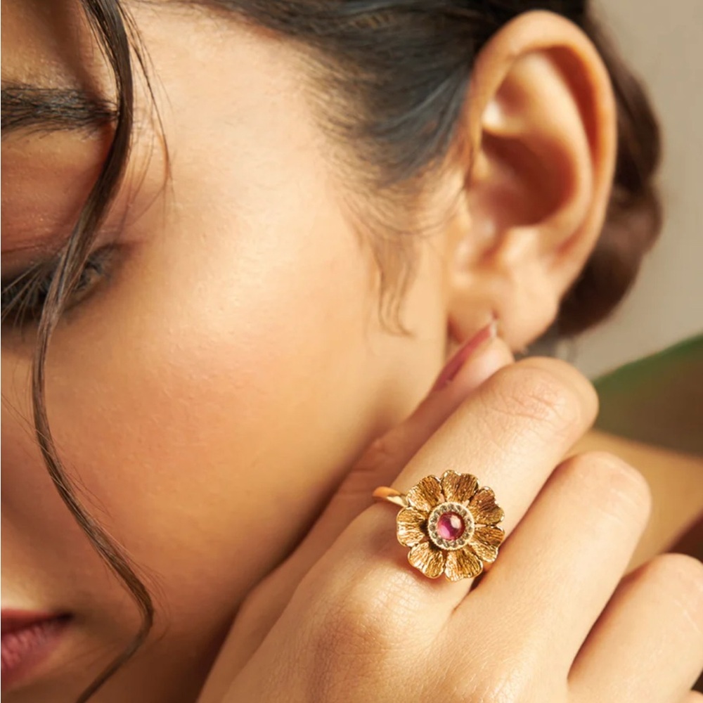 Elegant Gold Flower Ring with Pink Gemstone